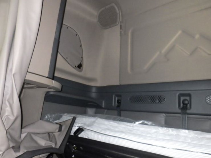 2017-freightliner-cascadia-125-evolution-image-24