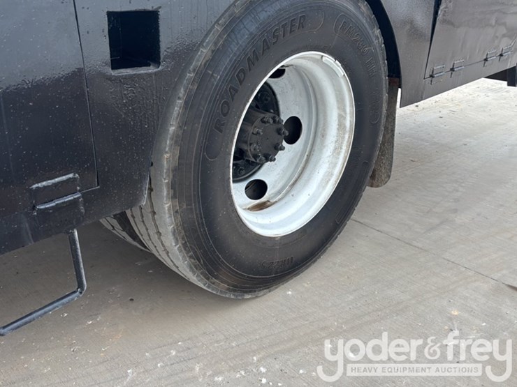 2009-ford-750-image-11