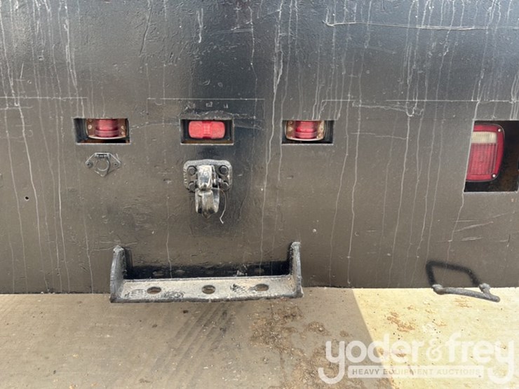 2009-ford-750-image-28