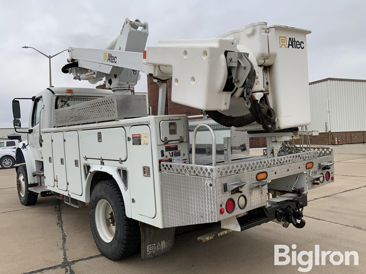 2010-freightliner-m2-106-image-20