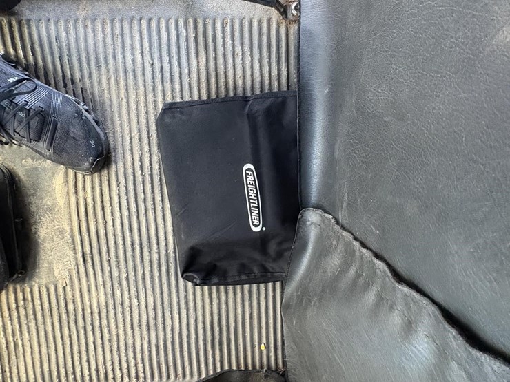 2004-freightliner-columbia-112-image-22