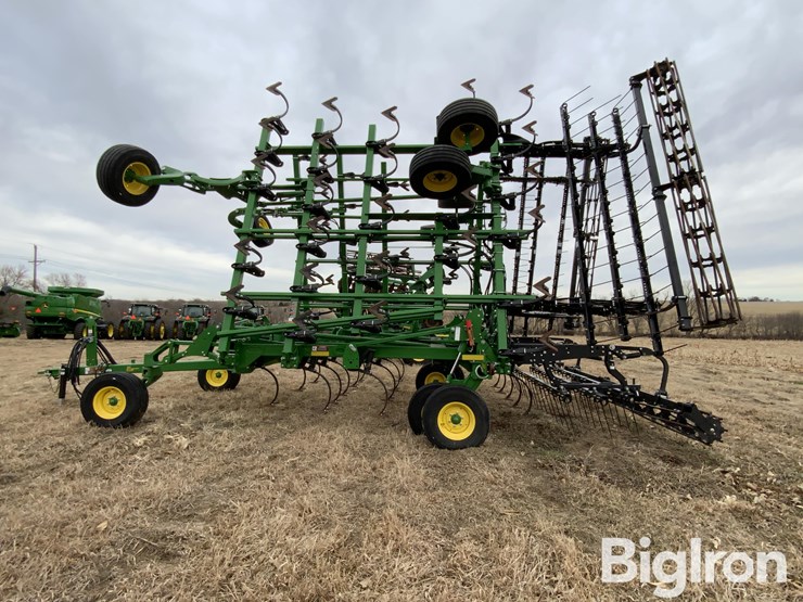 2019-john-deere-2330-image-8
