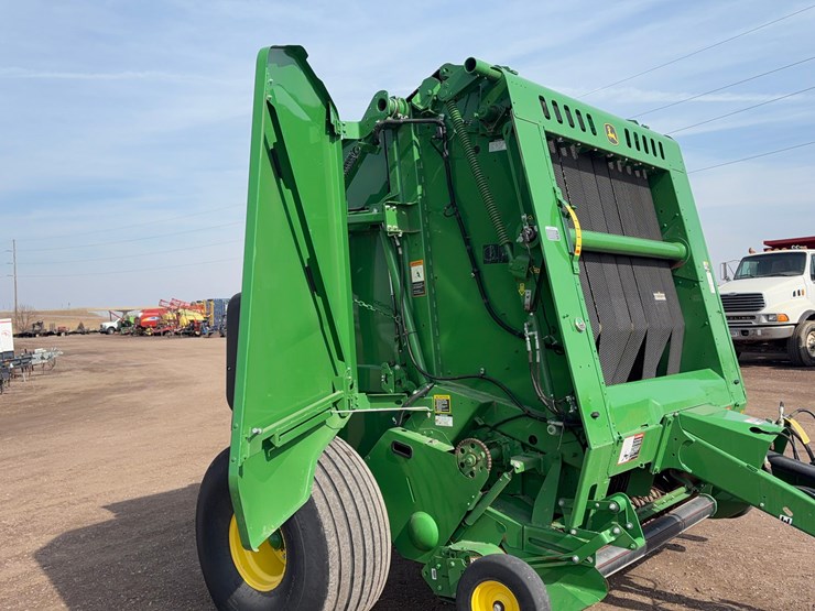 2020-john-deere-560m-image-10