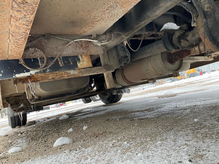 2005-freightliner-m2-106-image-30