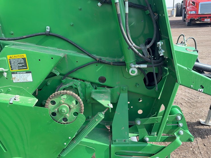 2020-john-deere-560m-image-11