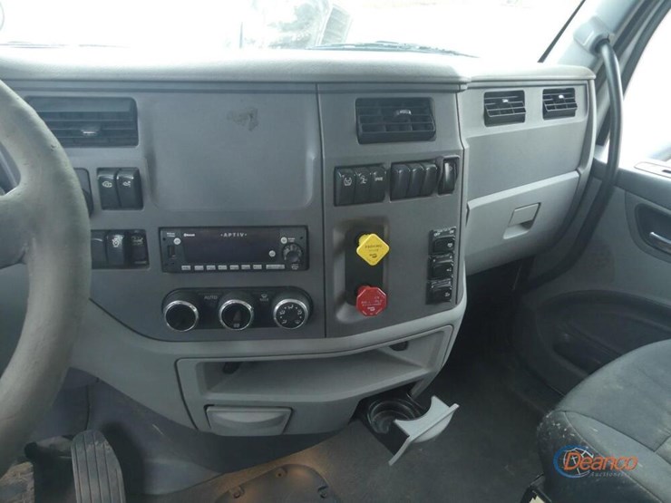 2017-peterbilt-567-image-21