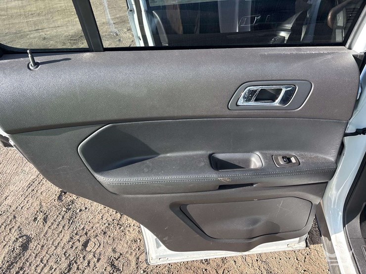 2016-ford-explorer-image-44