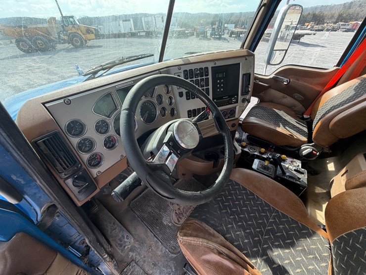 2017-mack-granite-gu713-image-70