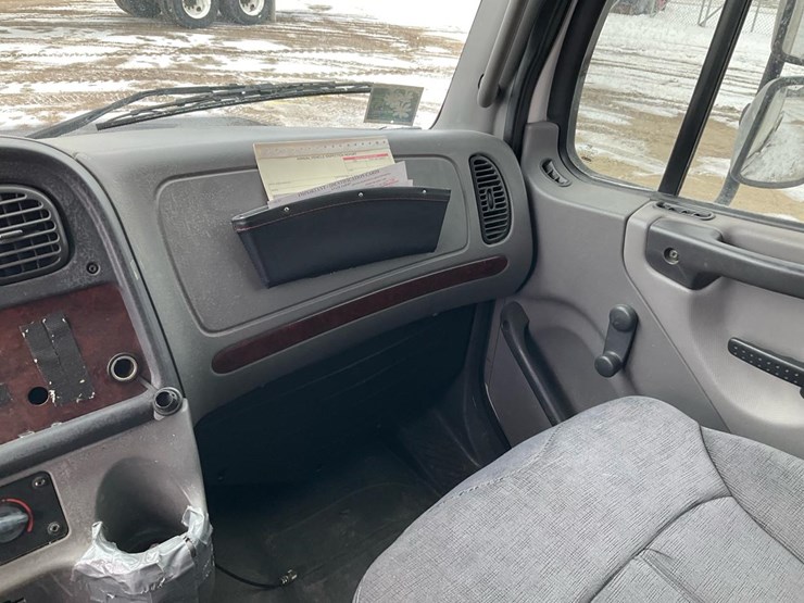 2005-freightliner-m2-106-image-94