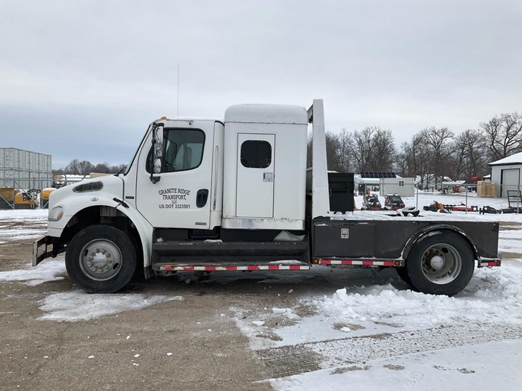 2005-freightliner-m2-106-image-2