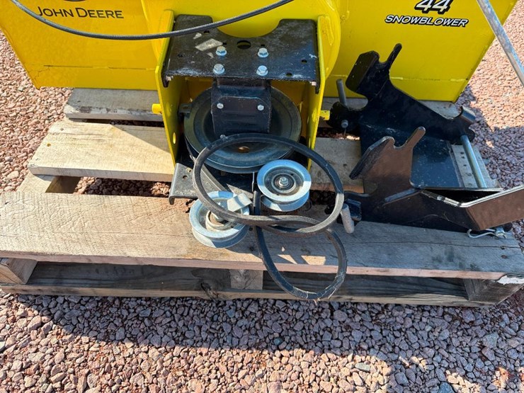 2022-john-deere-44-image-8