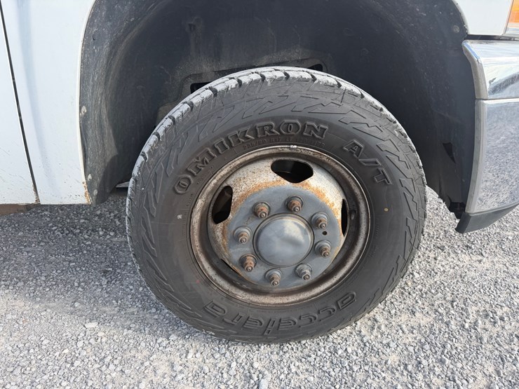 2014-chevrolet-3500-image-10