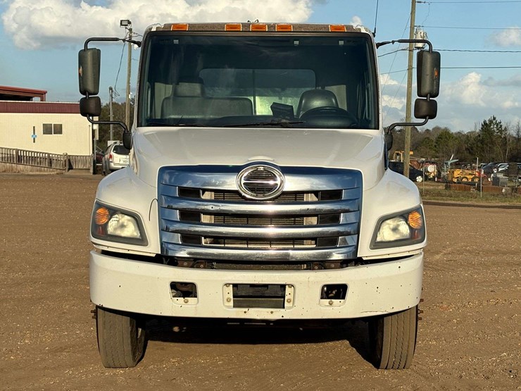 2018-hino-268a-image-5