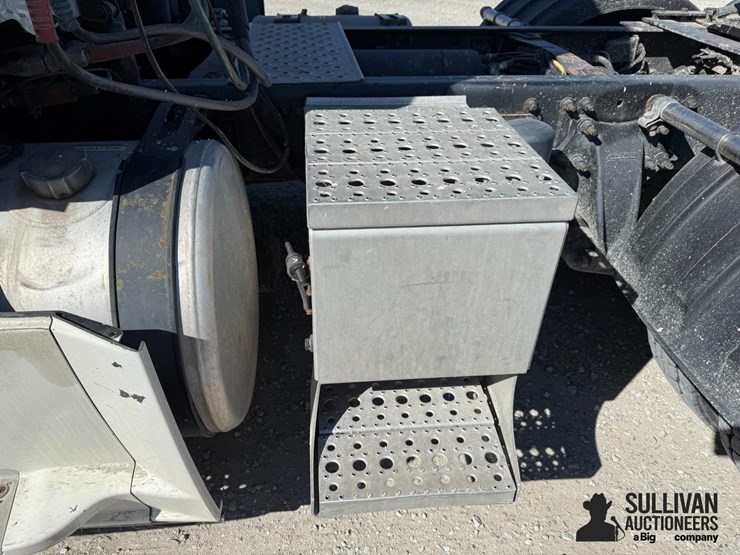 2015-freightliner-cascadia-113-image-18