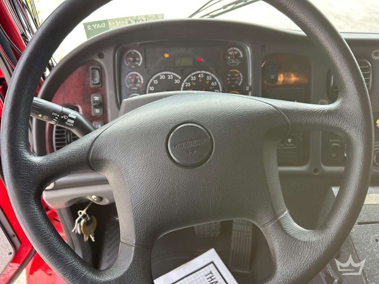 2016-freightliner-m2-106-image-12