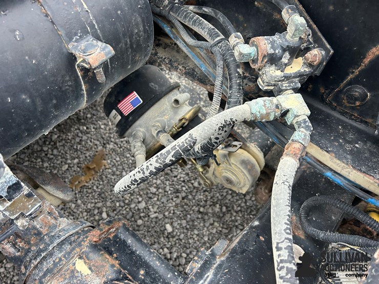 1999-freightliner-fld120-image-12