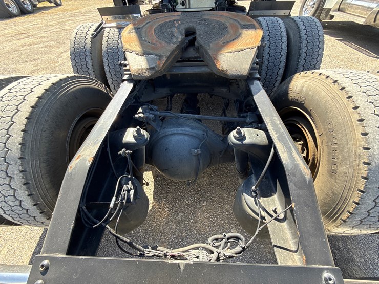 peterbilt-579-image-23