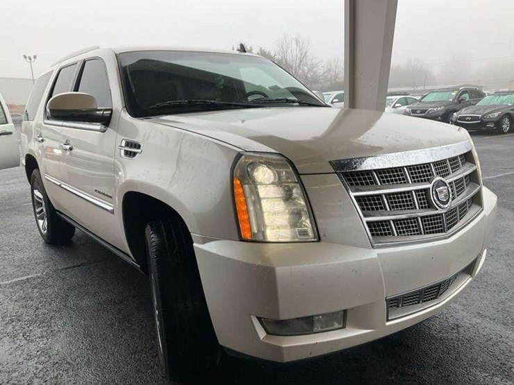 2011-cadillac-escalade-image-1