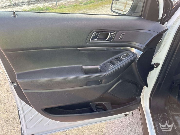 2016-ford-explorer-image-13