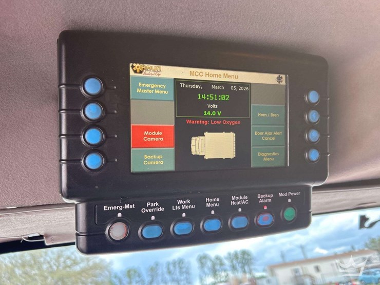 2016-freightliner-m2-106-image-18