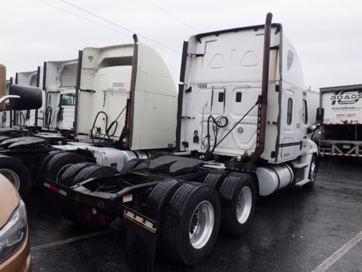 2016-freightliner-cascadia-125-image-11