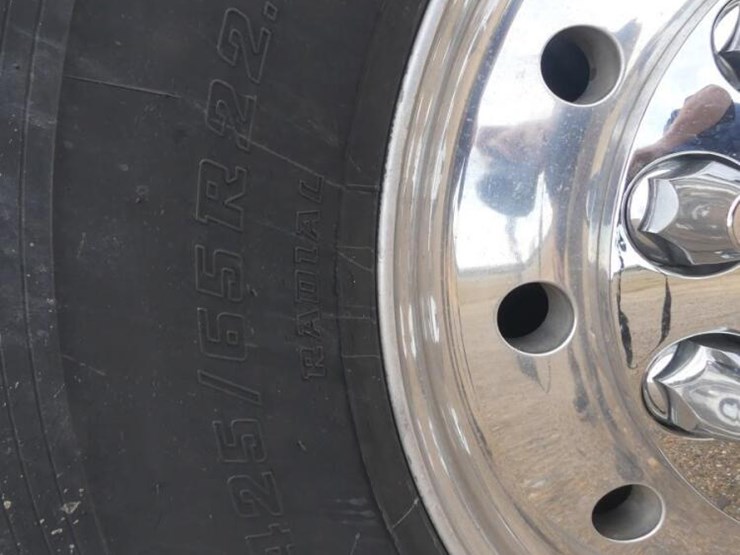 2017-peterbilt-567-image-16