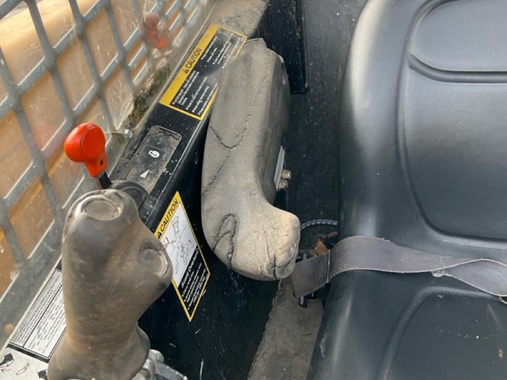 2004-john-deere-320-image-58