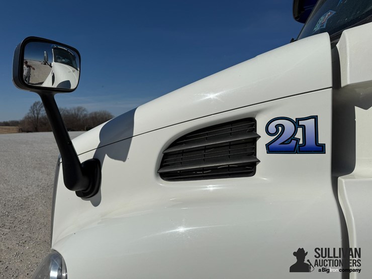 2015-freightliner-cascadia-113-image-9