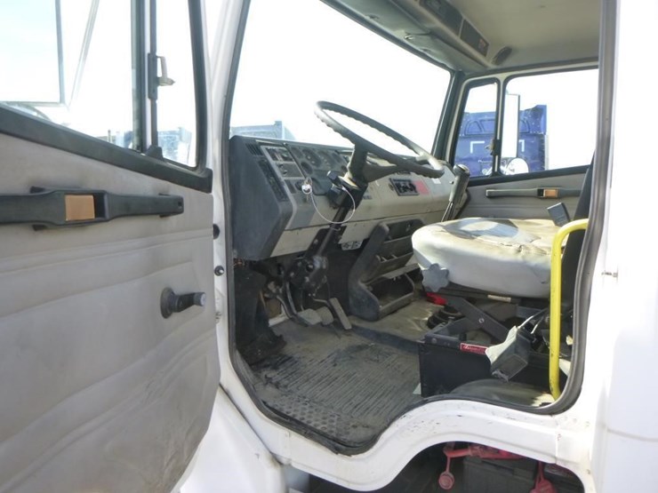 2000-freightliner-fl70-image-16