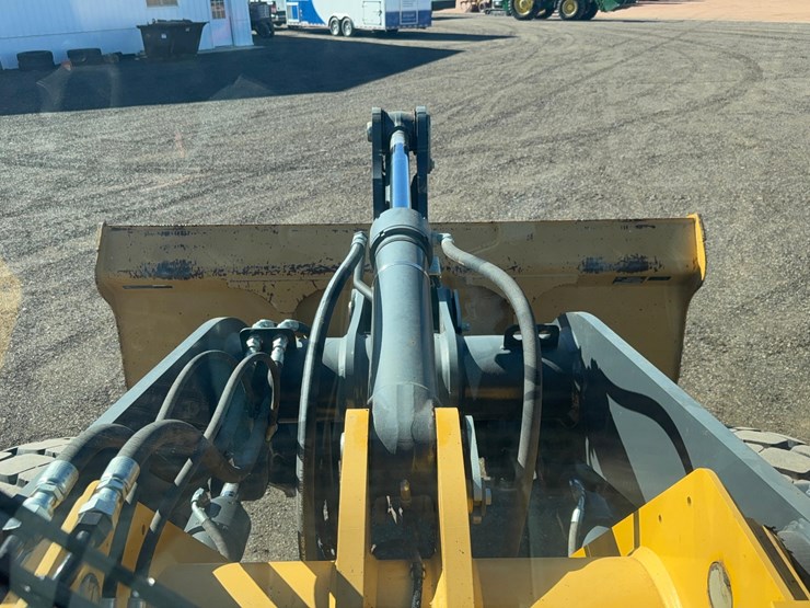 2011-deere-524k-image-39