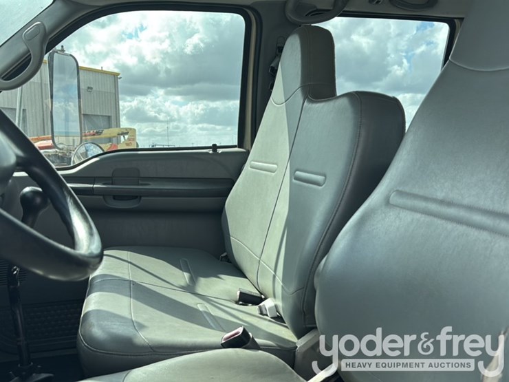 2009-ford-750-image-46