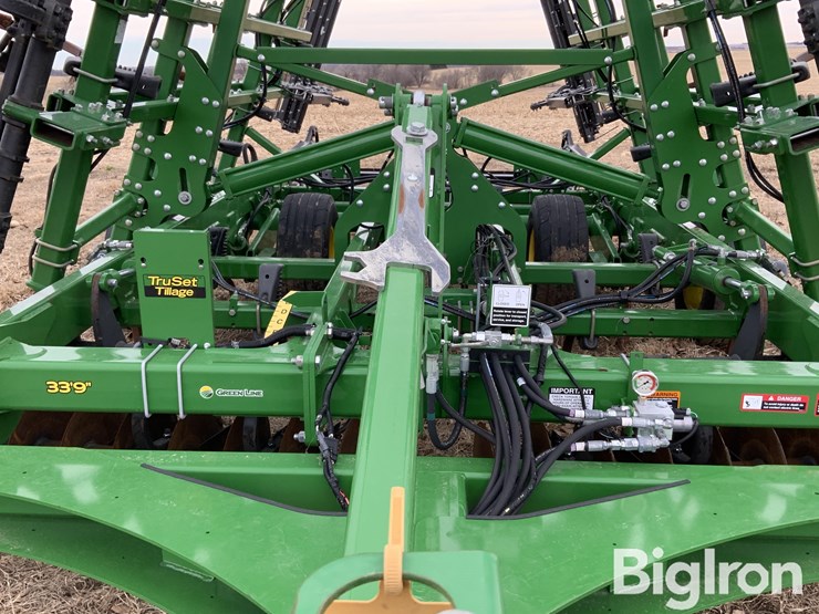 2019-john-deere-33-image-9