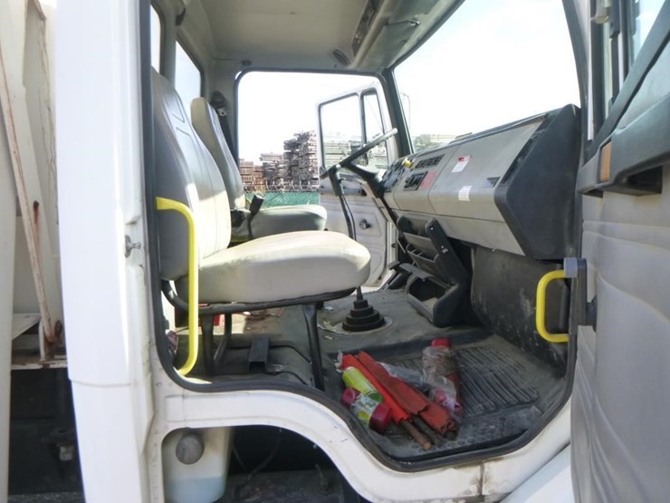 2000-freightliner-fl70-image-18