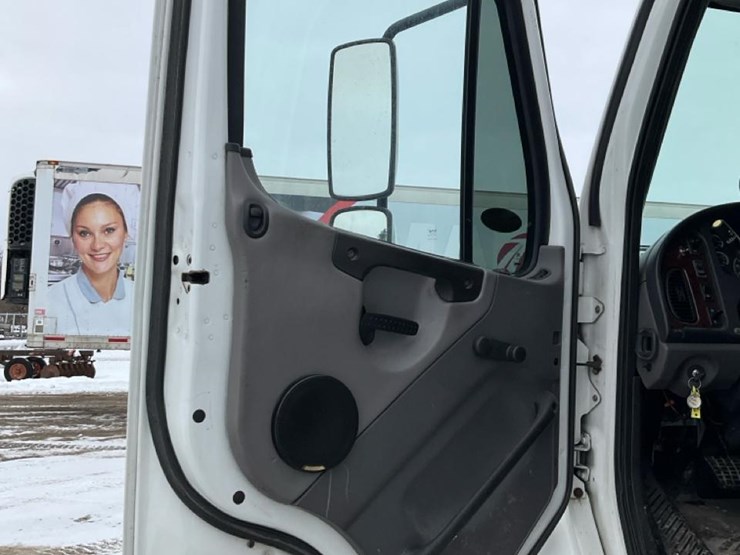 2005-freightliner-m2-106-image-79