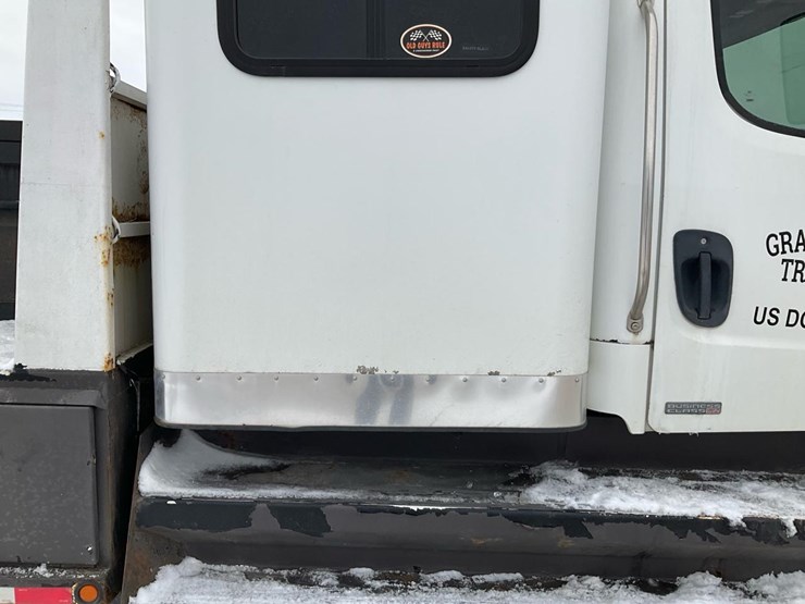 2005-freightliner-m2-106-image-50