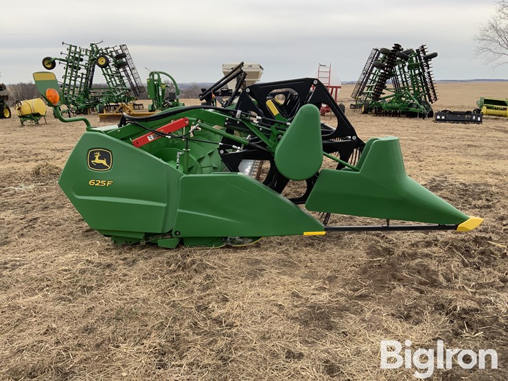 2024-john-deere-625f-image-4