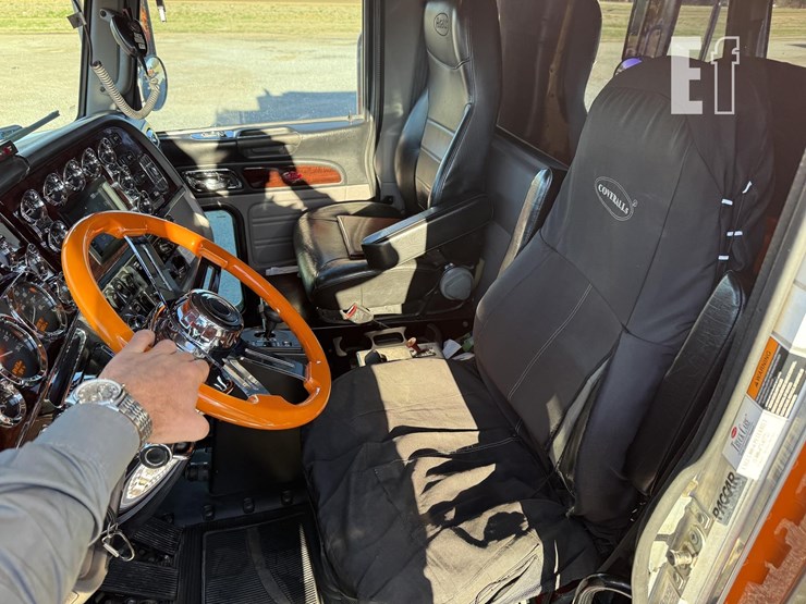 2021-peterbilt-389-image-12