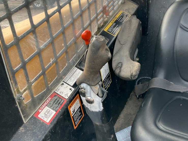 2004-john-deere-320-image-21