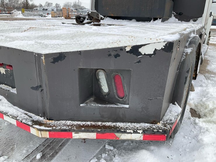 2005-freightliner-m2-106-image-40