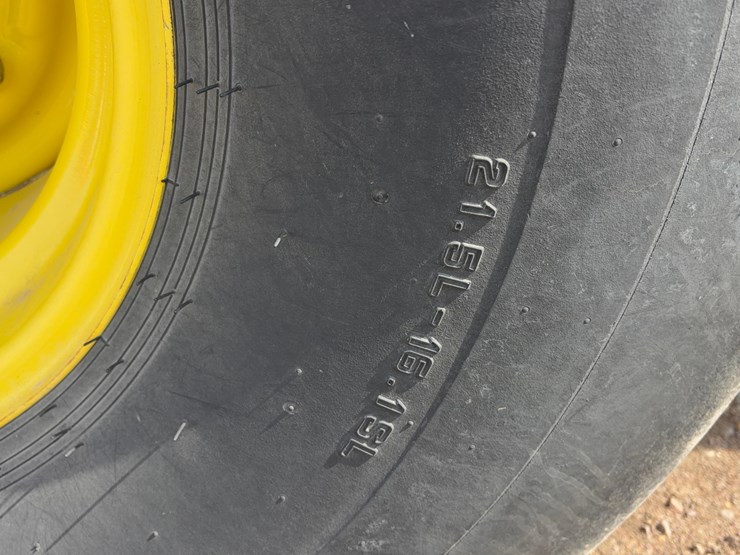 2020-john-deere-560m-image-21