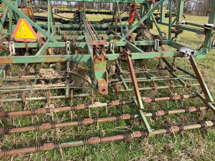 john-deere-32-image-19