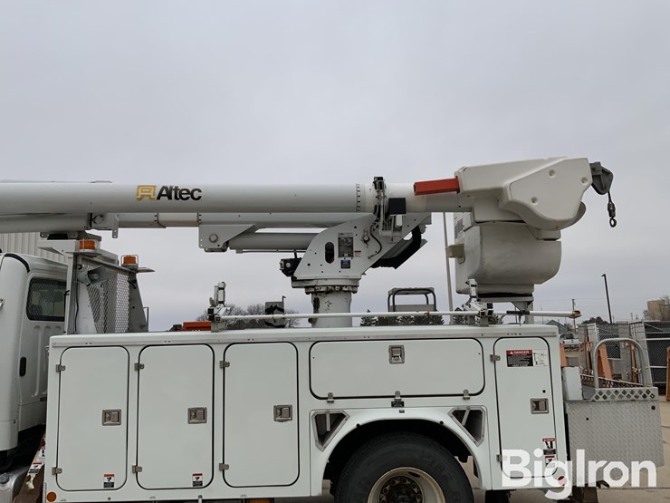 2010-freightliner-m2-106-s/a-bucket-truck-image-10