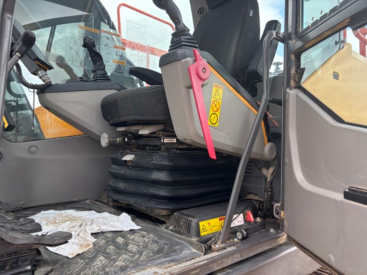 2022-volvo-ec220el-image-40