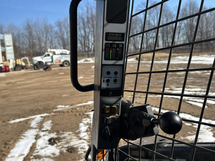 2011-new-holland-c238-image-32