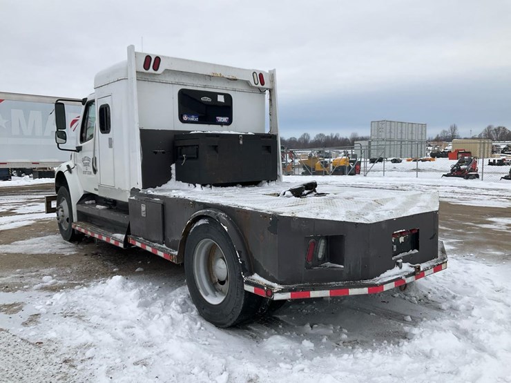 2005-freightliner-m2-106-image-3