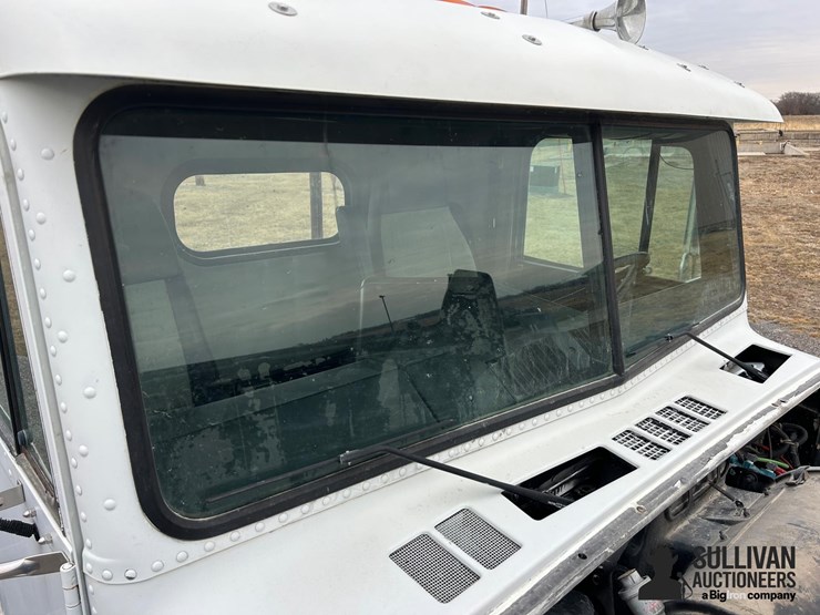 1999-freightliner-fld120-image-18