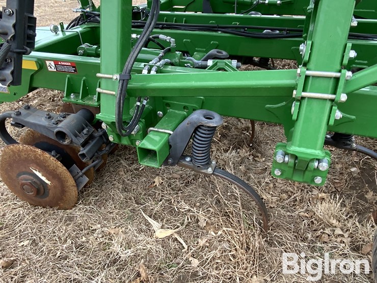 2019-john-deere-33-image-17