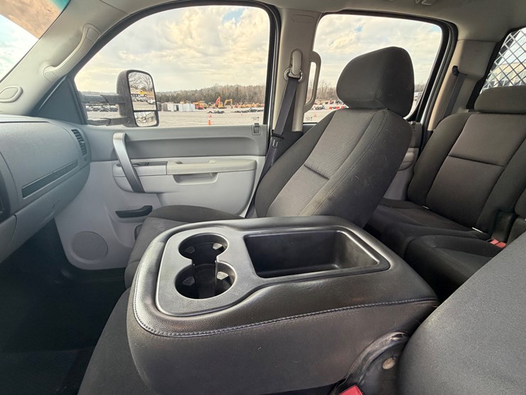 2014-chevrolet-3500-image-17