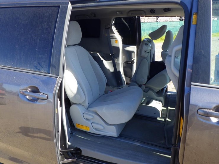 2013-toyota-sienna-image-8