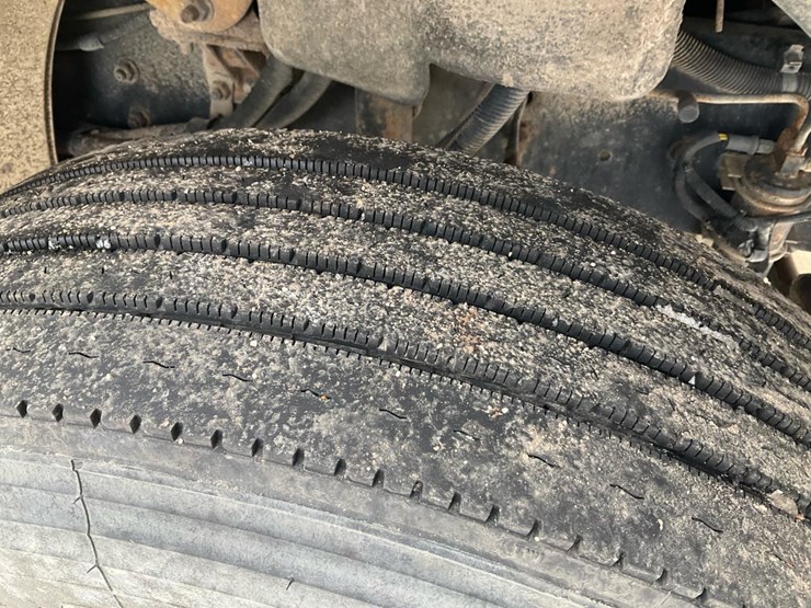 2005-freightliner-m2-106-image-56